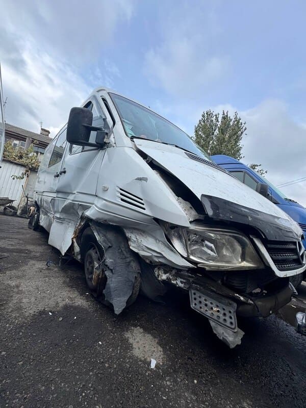 Выкуп битого микроавтобуса Mercedes Sprinter 2005 года белого цвета в Одессе